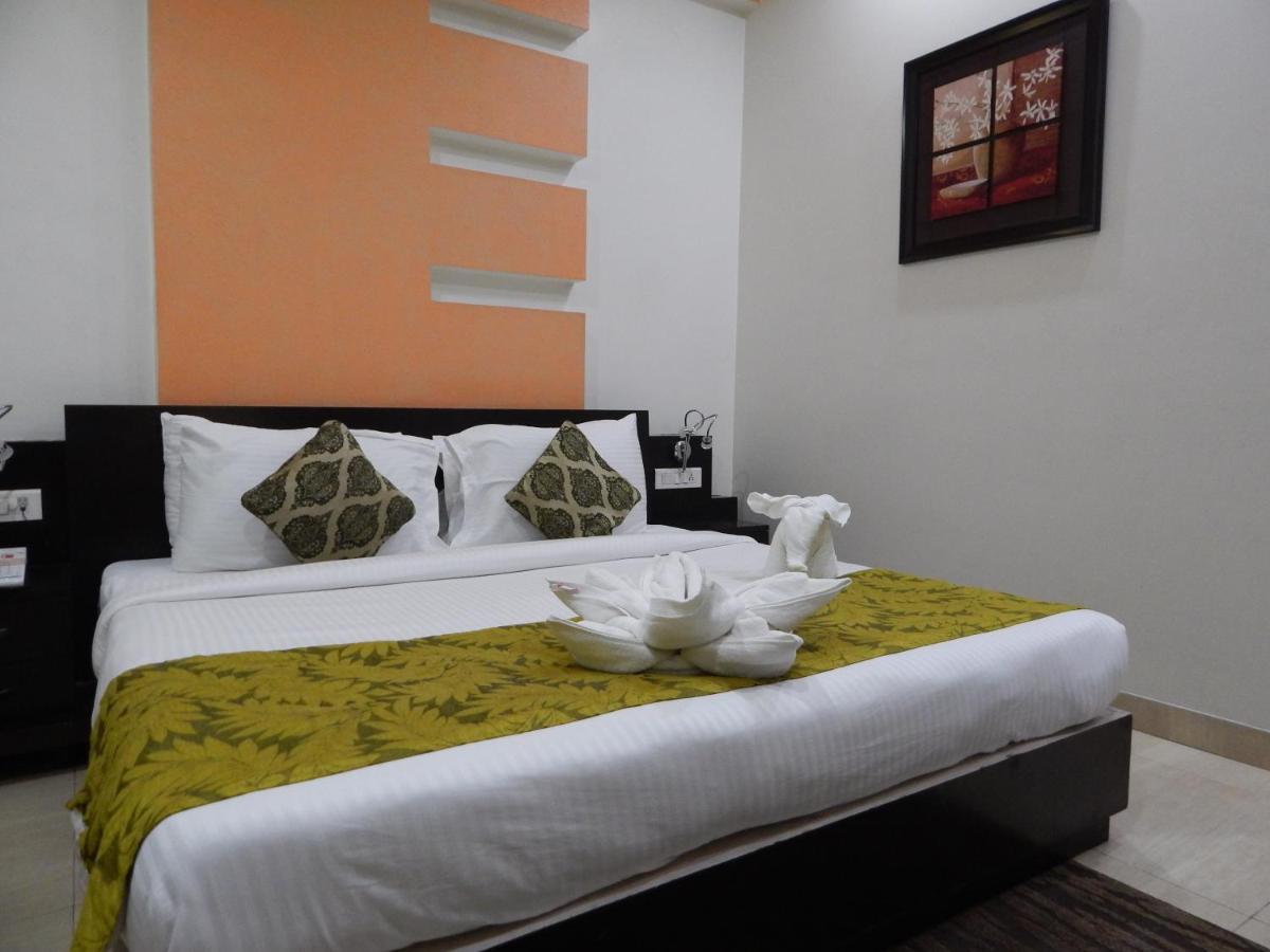 Hotel The Marque Mathura Exterior photo