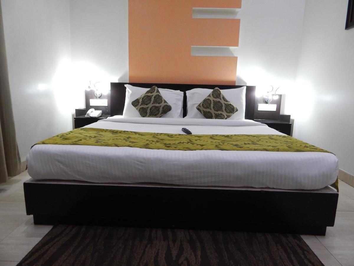 Hotel The Marque Mathura Exterior photo