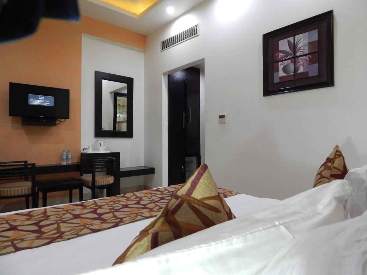 Hotel The Marque Mathura Exterior photo